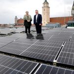 Bürgermeisterin Petra Kleine und Oberbürgermeister Christian Scharpf auf dem Dach des Neuen Rathauses in Ingolstadt.