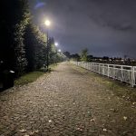 Die neue LED-Beleuchtung am Stammheimer Ufer in Köln spart Energie ein.