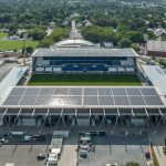 Erneuerbare Energie auf den Dächern des Merck-Stadions am Böllenfalltor.  