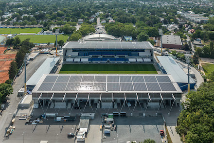 Erneuerbare Energie auf den Dächern des Merck-Stadions am Böllenfalltor.  