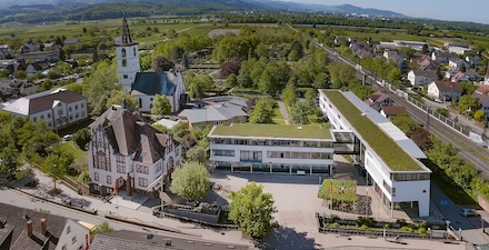 Blick auf das alte und neue Rathaus in Denzlingen.