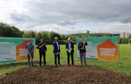 Mit einem symbolischen Spatenstich wurde das Projekt Solarthermiepark Au in Tübingen offiziell auf den Weg eingeleitet.