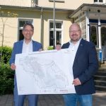 enercity-Vorstandsmitglied Marc Hansmann (l.) und Laatzens Bürgermeister Kai Eggert geben den Startschuss für die kommunale Wärmeplanung sowie für die Mobilitätsoffensive.