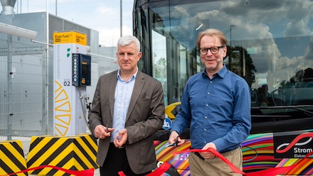 Ministerialrat Jörg Arne Egerter (links) und Mobilitätsdezernent Wolfgang Siefert eröffnen die ICB-Wasserstofftankstelle.