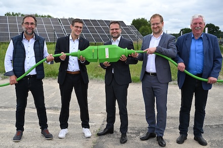 RheinEnergie hat in Rechlin eine 32 Megawatt-PV-Anlage mit Batteriespeicher in Betrieb genommen.