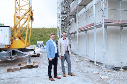 Bürgermeister Harald Stadler (links) und REWAG-Vorstandsvorsitzender Dr. Robert Greb vor dem Rohbau des Biomasseheizwerks in Neutraubling.