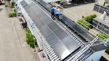 Solaranlage auf dem Dach der Friedhofshalle Wiesental in Waghäusl.