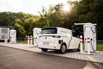 Die Verantwortung für die E-Lade-Infrastruktur der Stadtwerke Tübingen wird ab dem 1. Juli die Tochtergesellschaft ecowerk e-charge übernehmen.