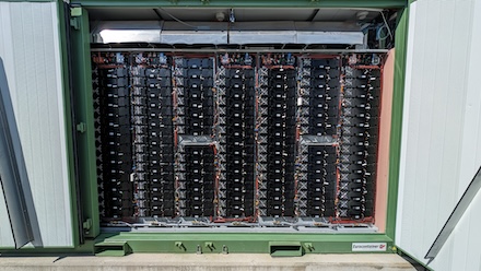 Blick in einen geöffneten Batteriespeicher-Container am Standort Schwabmünchen (Bayern