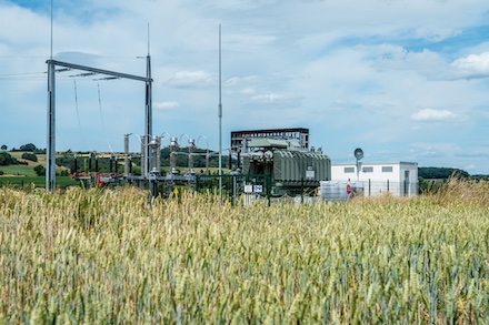 Mit eigenen Umspannwerken bringt Trianel Energieprojekte PV-Anlagen schneller ans Netz.