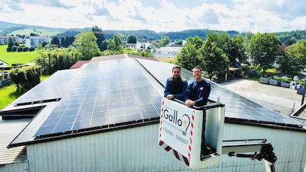 Die jetzt fertiggestellte Anlage auf den Hallendächern der Stadtwerke wurde in Zusammenarbeit mit dem ortsansässigen Elektromeisterbetrieb „Fa. Elektro Gallo Meisterbetrieb“ errichtet.