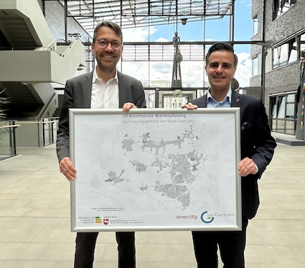 Bürgermeister Claudio Provenzano (rechts) und enercity-Vorstand Marc Hansmann geben den Startschuss für die kommunale Wärmeplanung.