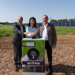 Poing! Mit dem Betätigen des Buzzers wird die Agri-PV-Anlage eröffnet.