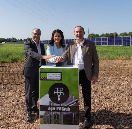 Poing! Mit dem Betätigen des Buzzers wird die Agri-PV-Anlage eröffnet.