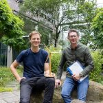 Projektentwickler Philipp Richter (l.) und Abteilungsleiter Maximilian Wolf (r.) vom Erneuerbare-Energien-Team der Stadtwerke Münster freuen sich über den Genehmigungsbescheid für die Windenergieanlage Lemgo.