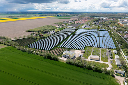 Deutschlands größte Solarthermieanlage entsteht in  Lausen-Grünau bei Leipzig.