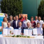 Bayerns Energieminister Hubert Aiwanger bei der Unterzeichnung des Positionspapiers „Biogasproduktion in Bayern sichern".