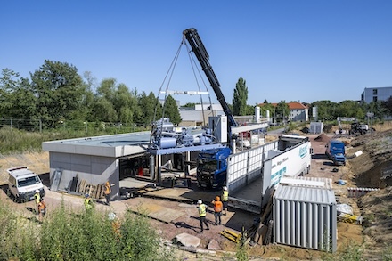 Die erste von drei Wärmepumpen wird installiert.