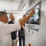 Über die Nutzung der Abwärme des Rechenzentrums informiert sich Bundeswirtschaftsminister Robert Habeck bei den Stadtwerken Norderstedt.