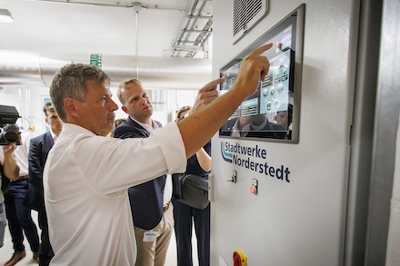 Über die Nutzung der Abwärme des Rechenzentrums informiert sich Bundeswirtschaftsminister Robert Habeck bei den Stadtwerken Norderstedt.