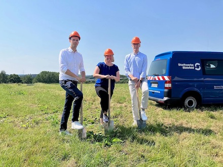 Spatenstich: In Bielefeld entsteht auf einer ehemaligen Mülldeponie eine Freiflächen-Photovoltaikanlage.