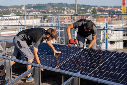 Die Stadtwerke Stuttgart haben auf dem Neubauprojekt Stuttgarter Höfe der Bülow AG eine Photovoltaikanlage installiert.