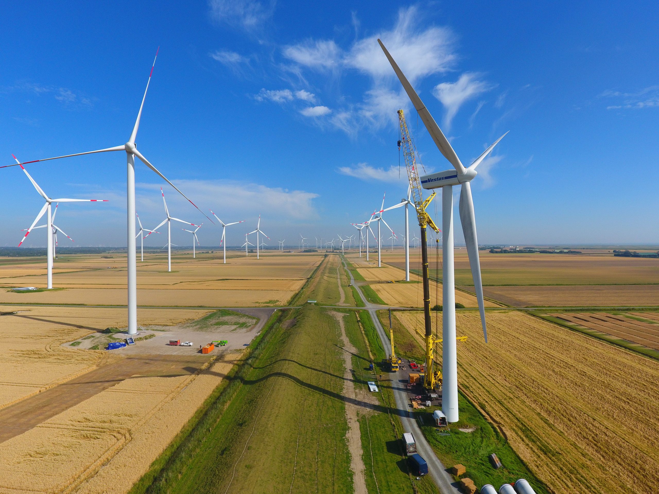 Das Bild zeigt einen Windpark in Nordfriesland.