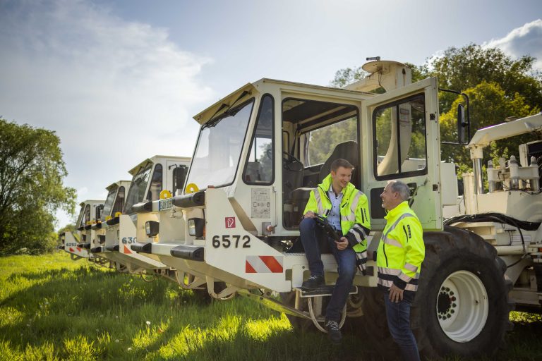 zusehen sind drei Vibro-Trucks, die den Untergrund in der Stadt Münster untersuchen sollen.