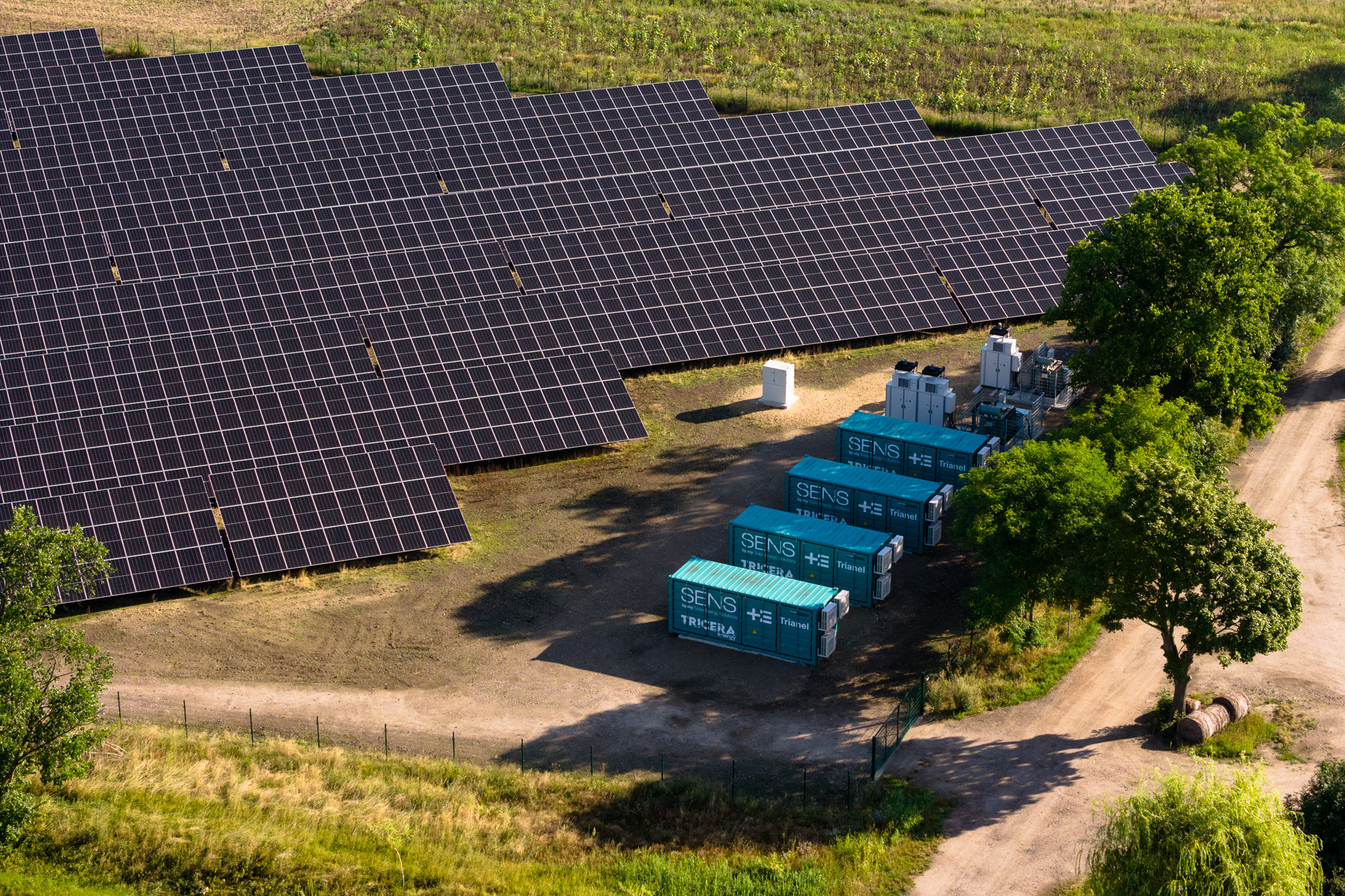 Das Bild zeigt das Hybridkraftwerk Letschin, zu sehen ist eine Photovoltaik-Freiflächenanlage mit Batteriespeicher.