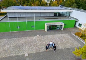 Blick von oben auf die neue PV-Anlage auf dem Bürgerhaus der Stadt Hanau.