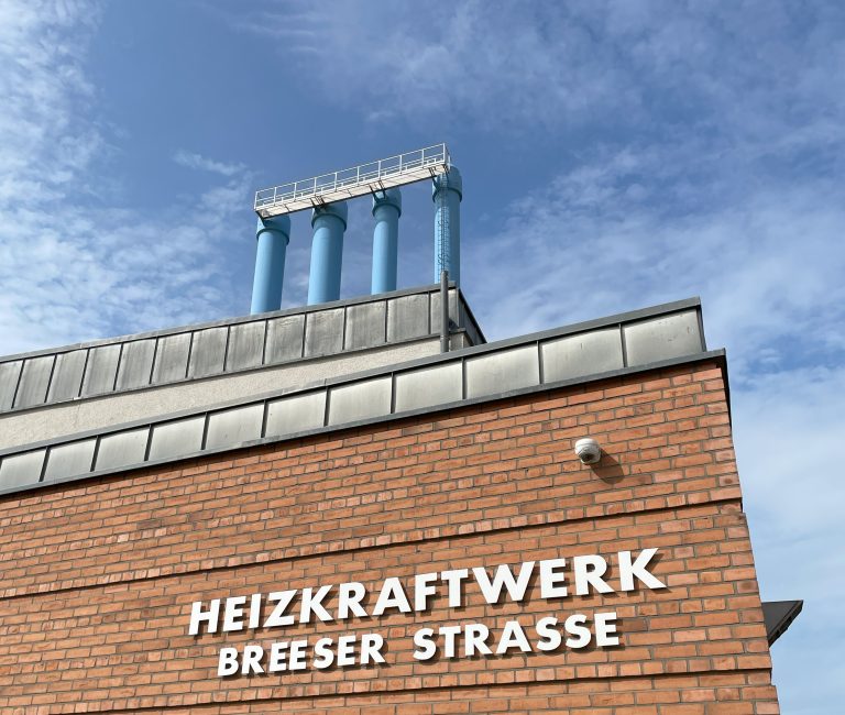 Das Bild zeigt das Heizkraftwerk Bresser Strasse der Stadtwerke Wittenberge.