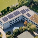 Die Grundschule Hoheluft in Hamburg verfügt auf ihren Dächern über eine Photovoltaikanlage.