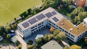 Die Grundschule Hoheluft in Hamburg verfügt auf ihren Dächern über eine Photovoltaikanlage.