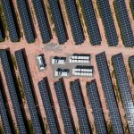 Luftansicht eines Solarparks mit Batteriespeicher