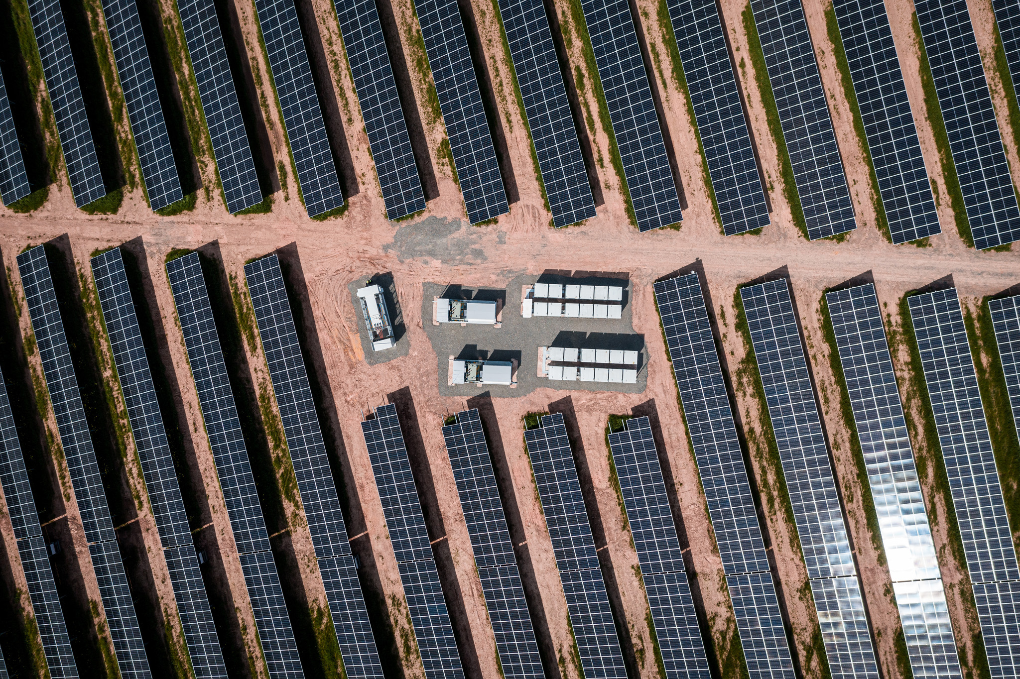 Luftansicht eines Solarparks mit Batteriespeicher