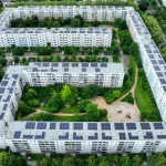 Auf dem Bid ist eine Solaranlage der Berliner Stadtwerke auf dem Dach der HOWOGE-Wohnanlage in der Ernst-Barlach-Straße zu sehen. Das Foto stammt von Matthias Schult und den Berliner Stadtwerken.