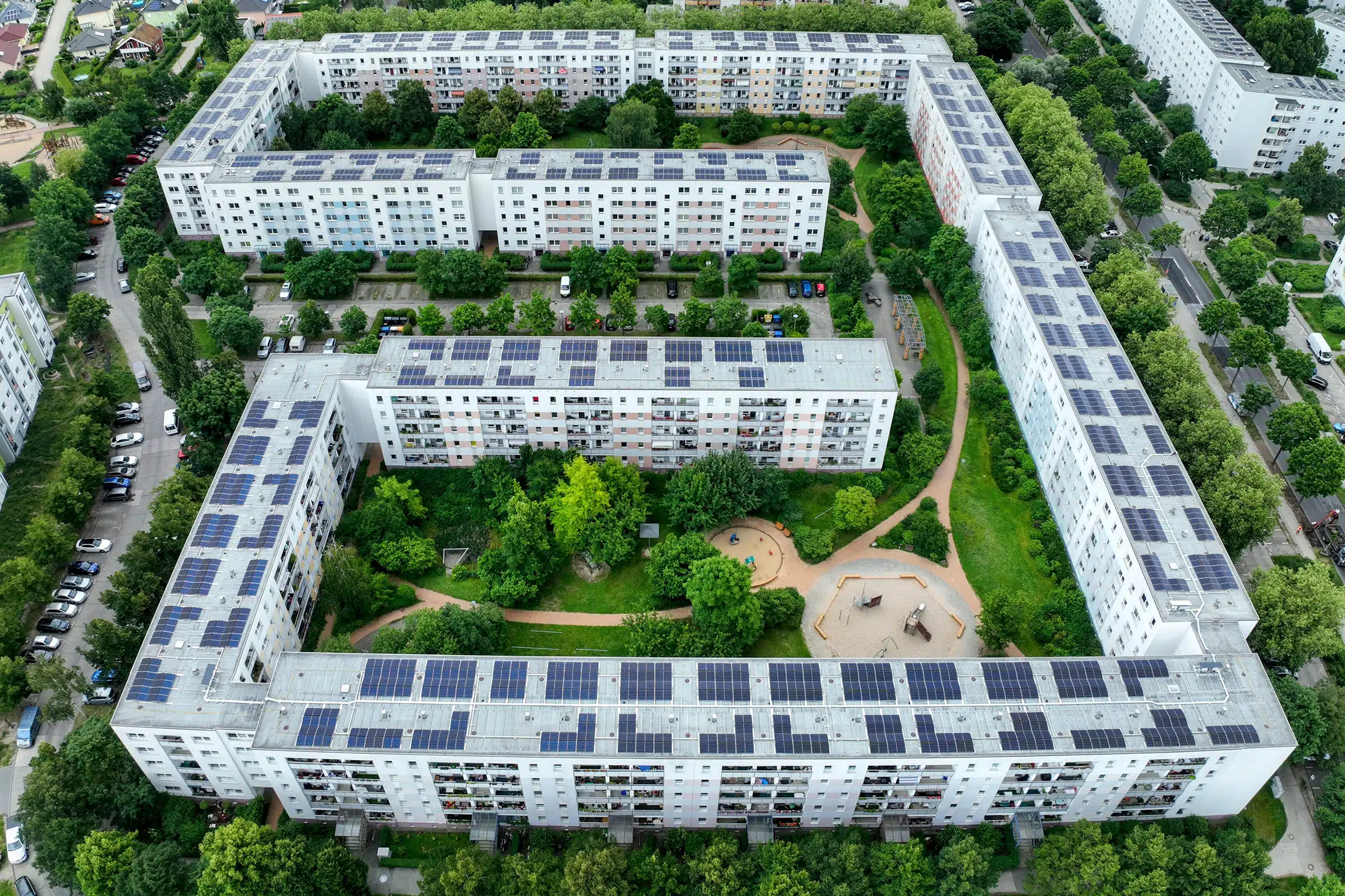 Auf dem Bid ist eine Solaranlage der Berliner Stadtwerke auf dem Dach der HOWOGE-Wohnanlage in der Ernst-Barlach-Straße zu sehen. Das Foto stammt von Matthias Schult und den Berliner Stadtwerken.