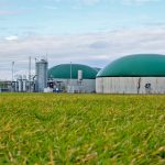 Das Bild zeigt eine Biogasanlage, zu sehen sind Fermenter, Gasspeicher und die Gasaufbereitungsanlage.