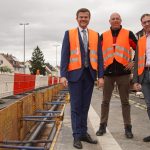 Oberbürgermeister Marcus König, N-ERGIE-Vorstandssprecher Maik Render und Planungs- und Baureferent Daniel F. Ulrich vor der Fernwärmebaustelle.