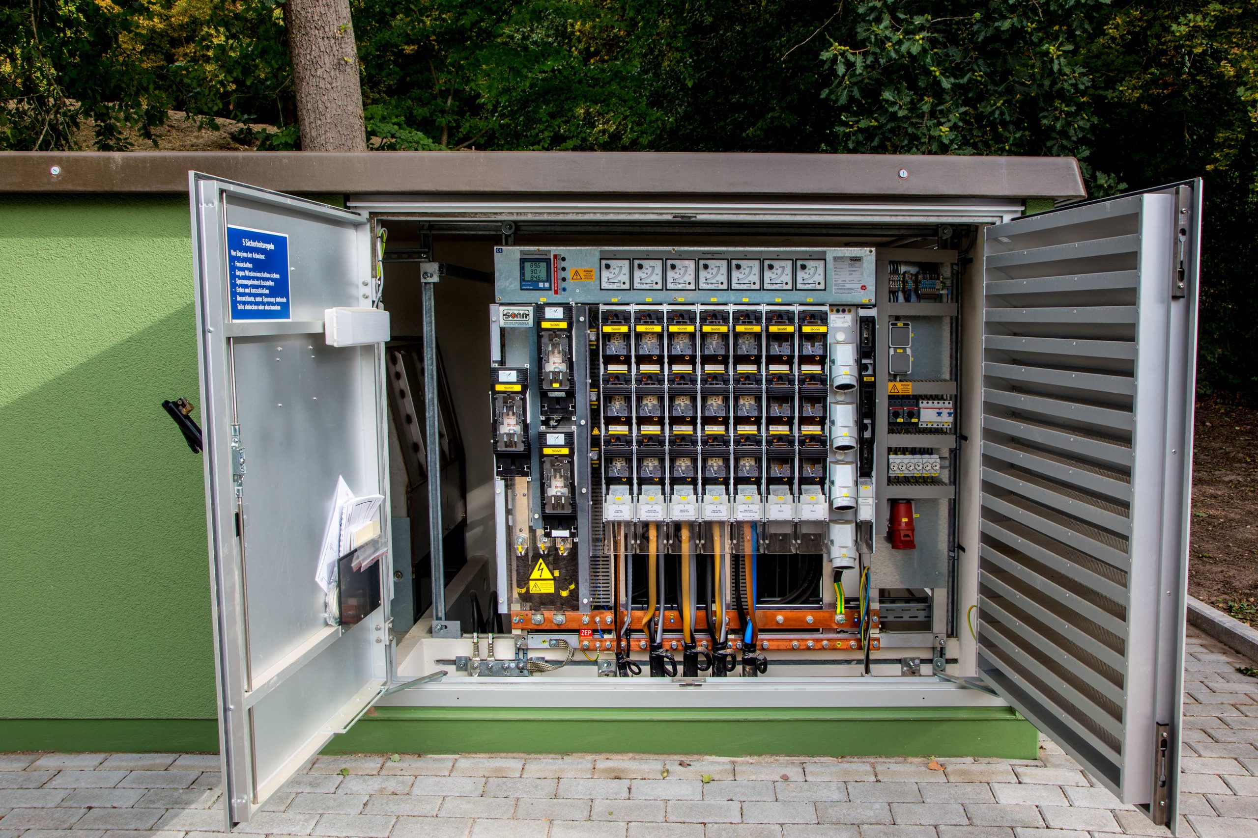 Das Bild zeigt das Innere einer Trafokompaktstation der Stadtwerke Völklingen Netz.