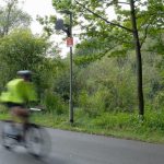 Das Bild zeigt einen Radfahrer, im Hintergrund ist ein Smart-Light-Lichtmast zu sehen.