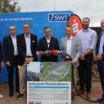 Bernhard Wollscheid, Martin Grünen, Dr. Christian Sprenger, Dr. Peter Späth, Thomas Speckter, Philipp Rass und OB Wolfram Leibe bei der offiziellen Inbetriebnahme des Solarparks Biewer-Pfalzel