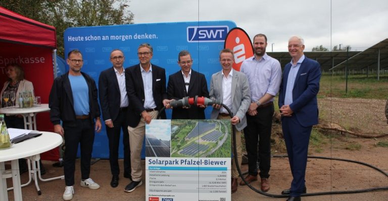 Bernhard Wollscheid, Martin Grünen, Dr. Christian Sprenger, Dr. Peter Späth, Thomas Speckter, Philipp Rass und OB Wolfram Leibe bei der offiziellen Inbetriebnahme des Solarparks Biewer-Pfalzel