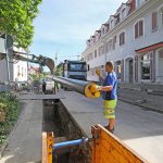 Das Bild zeigt die Verlegung von Fernwärme-Rohren in einer Stadt in Baden-Württemberg.