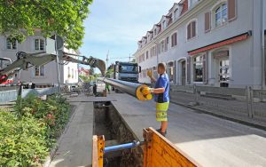 Das Bild zeigt die Verlegung von Fernwärme-Rohren in einer Stadt in Baden-Württemberg.