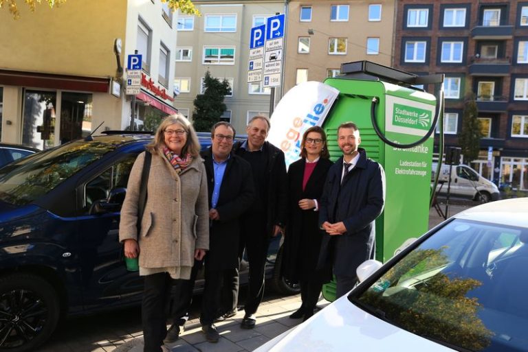 Personen vor einer Schnellladesäule in Düsseldorf