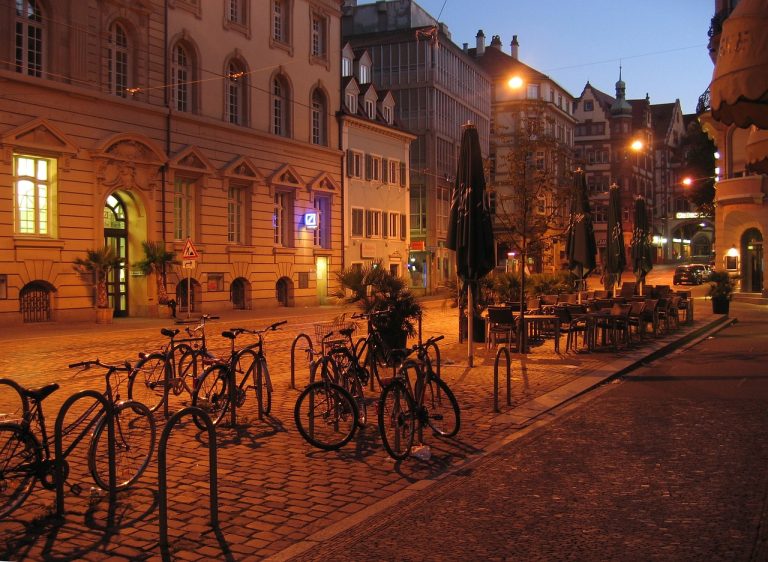 Nachtansicht einer Straße in Freiburg.