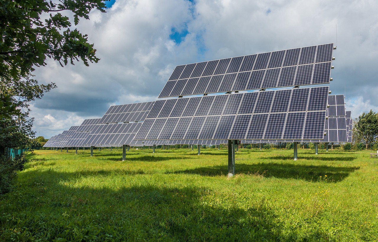 Eine Freiflächensolaranlage.