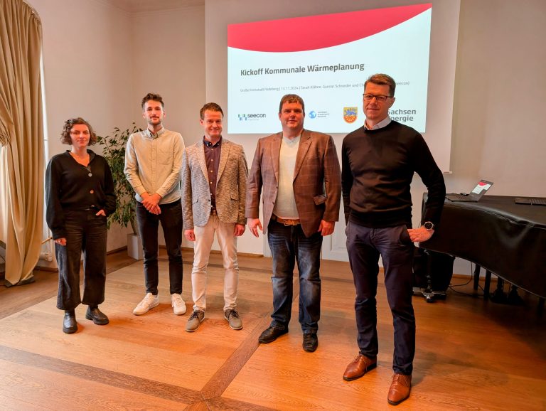 Projektleiterin Sarah Klähne (SachsenEnergie), Christopher Schmid (seecon Ingenieure GmbH), Energiemanager Matthias Herfter, Oberbürgermeister Frank Höhme und Gunnar Schneider (Leiter des Kommunalvertriebs bei SachsenEnergie, v.l.n.r.) gehen die Kommunale Wärmeplanung für Radeberg gemeinsam an.