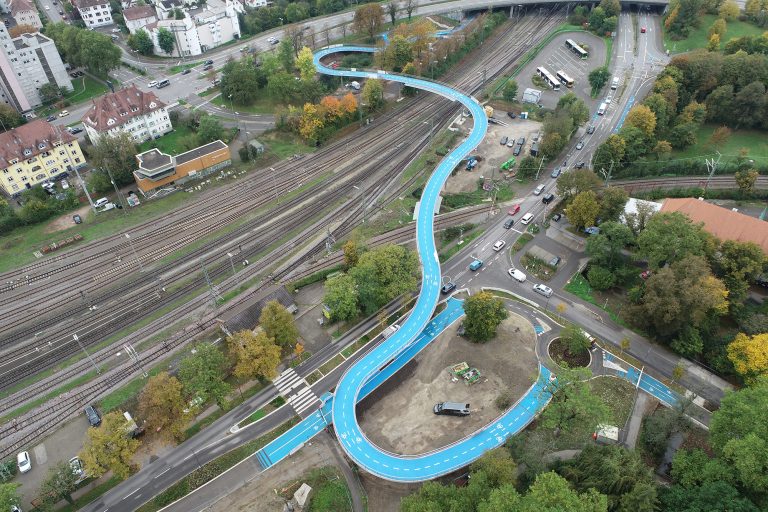 Die Fahrradbrücke West „Ann Arbor Bridge“ in Tübingen ist Teil des nachhaltigen Mobilitätskonzeptes. Foto: Universitätsstadt Tübingen